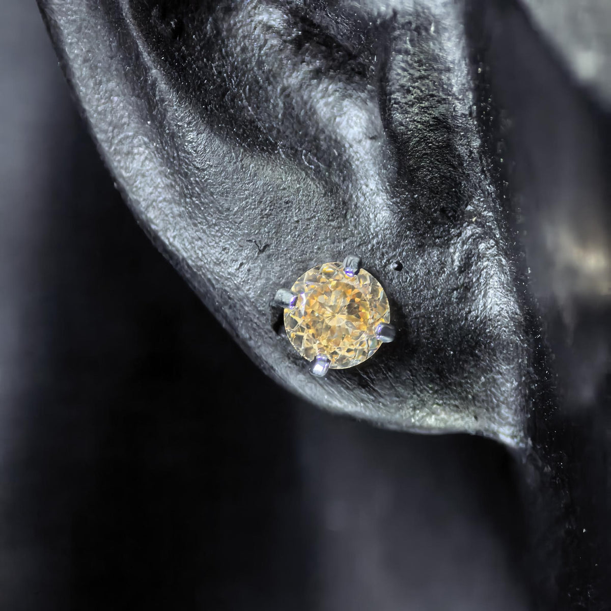 4mm bird's‑nest‑cut light champagne tone cz titanium screw‑back stud earring