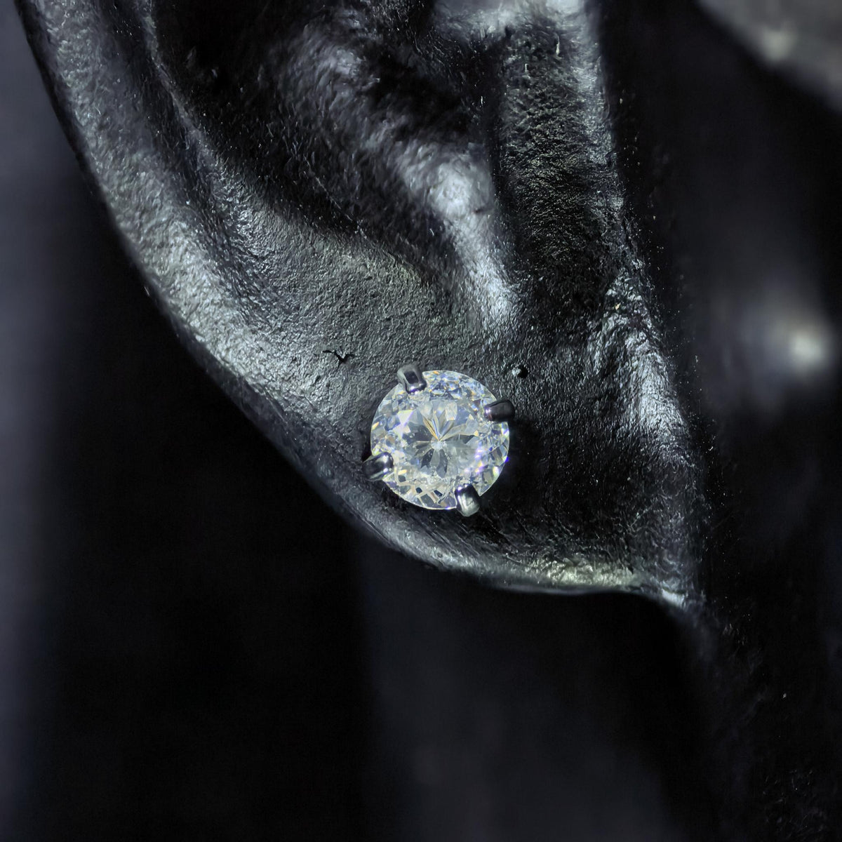 4mm bird's‑nest‑cut clear cubic zirconia titanium screw‑back stud earring
