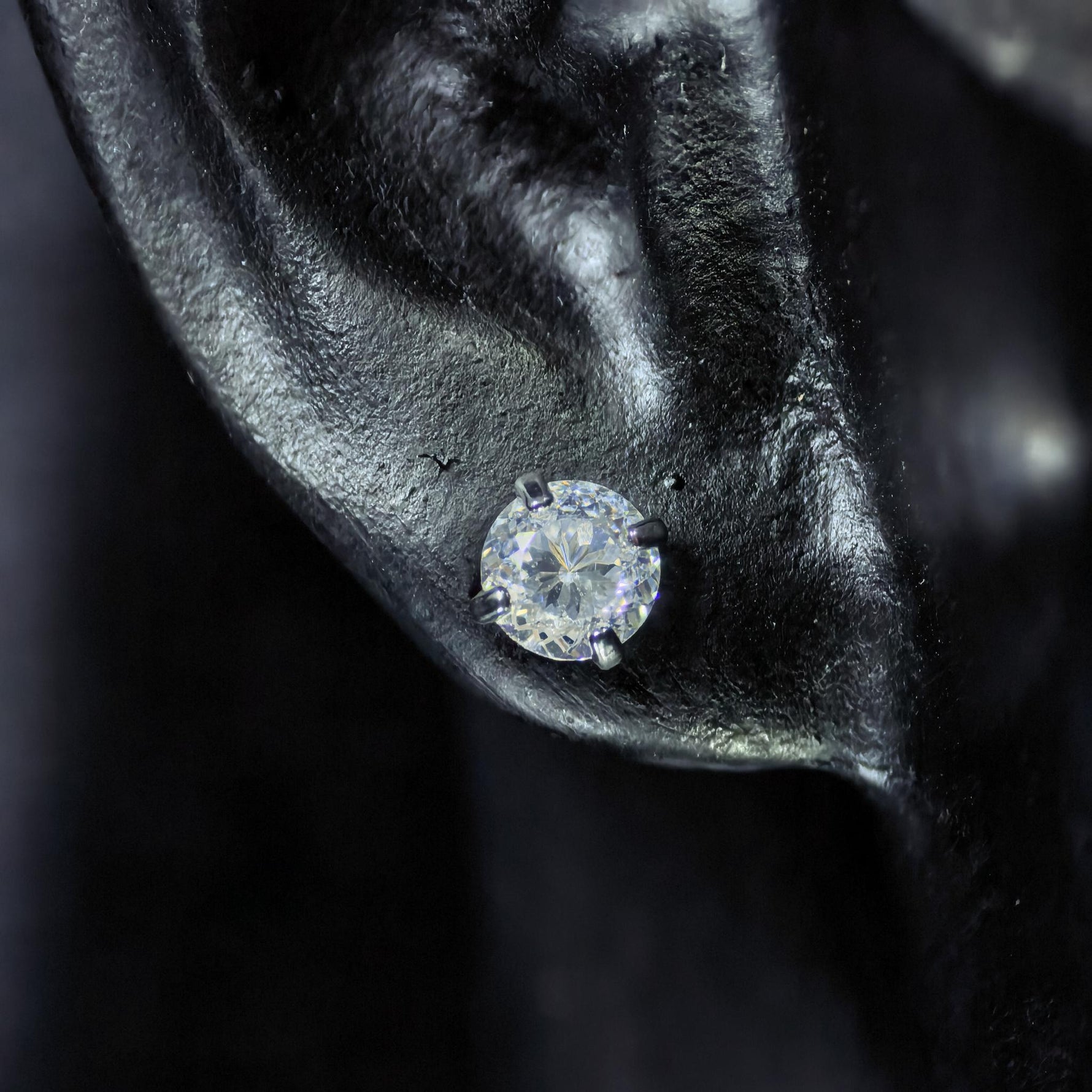 4mm bird's‑nest‑cut clear cubic zirconia titanium screw‑back stud earring