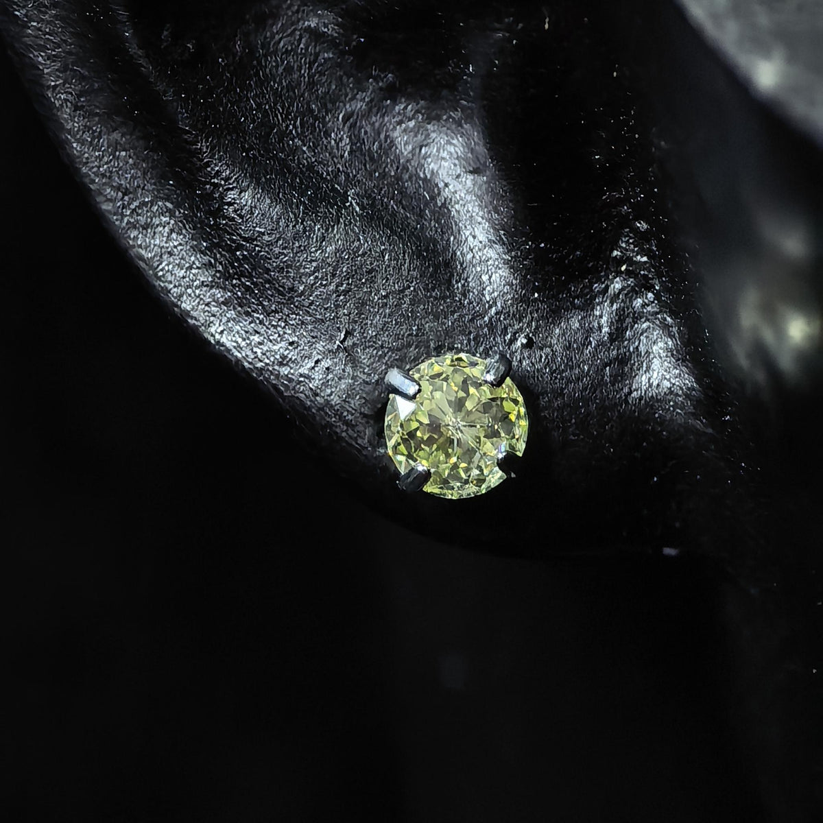 4mm starburst‑cut light canary yellow cz titanium screw‑back stud earring