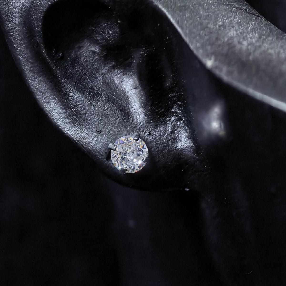 4mm starburst‑cut D‑color white cz titanium screw‑back stud earring