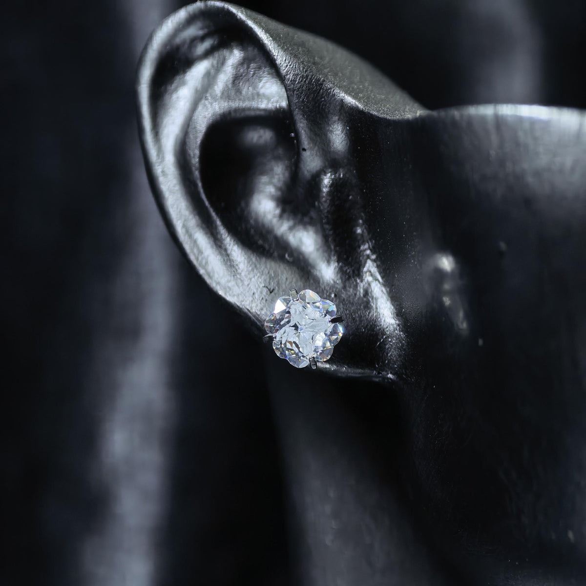 6mm four‑leaf clover‑cut d color white cz titanium‑steel screw‑back stud earring