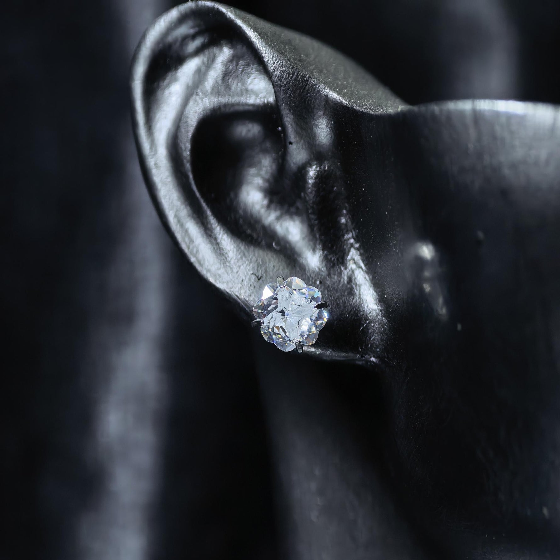 6mm four‑leaf clover‑cut d color white cz titanium‑steel screw‑back stud earring