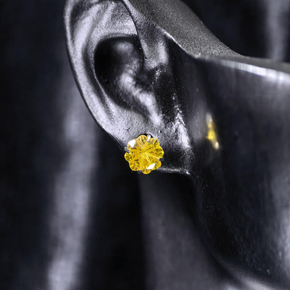 6mm four‑leaf clover‑cut deep canary yellow cz titanium‑steel screw‑back stud earring