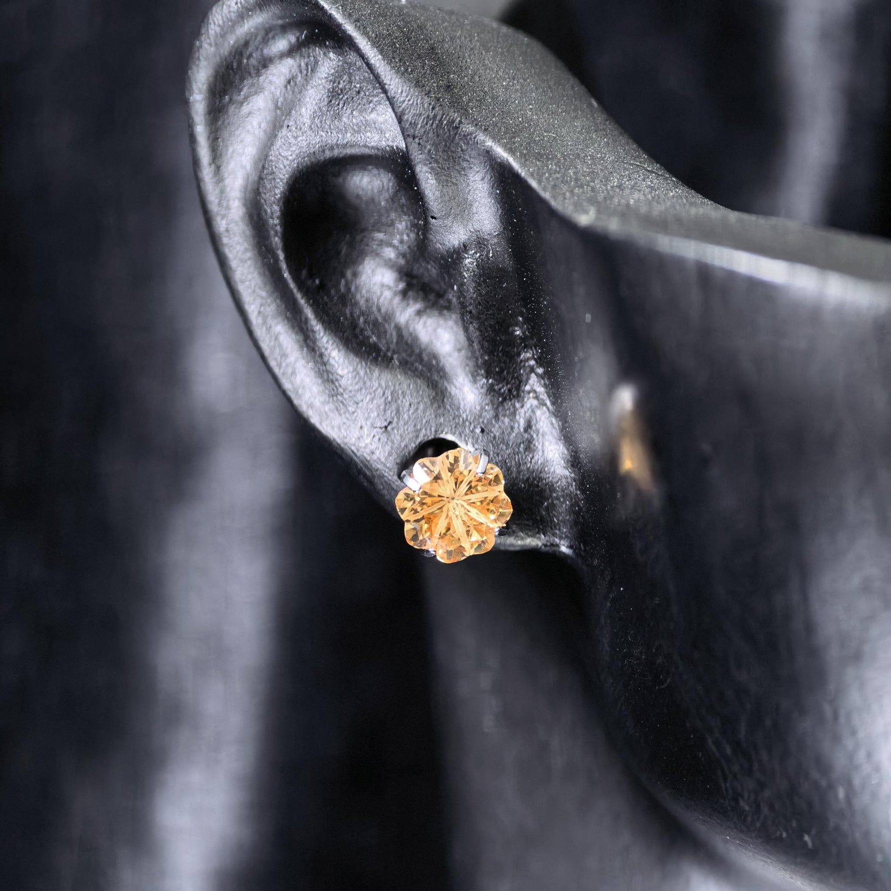 6mm four‑leaf clover‑cut light champagne cz titanium‑steel screw‑back stud earring