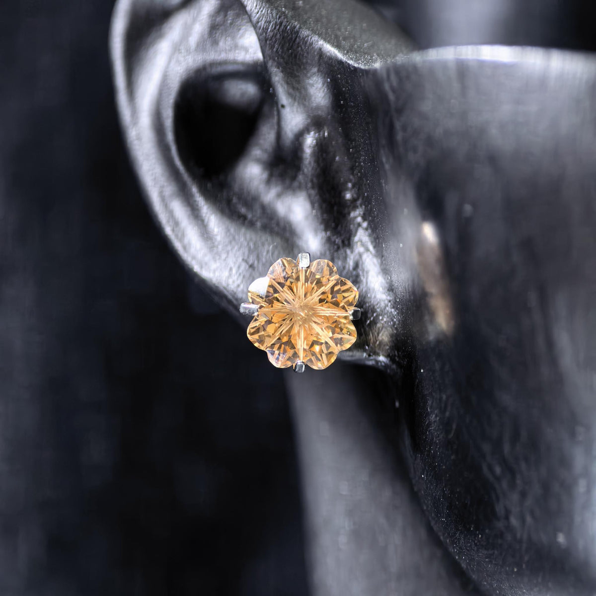 8mm four‑leaf clover‑cut champagne tone cz titanium‑steel screw‑back stud earring