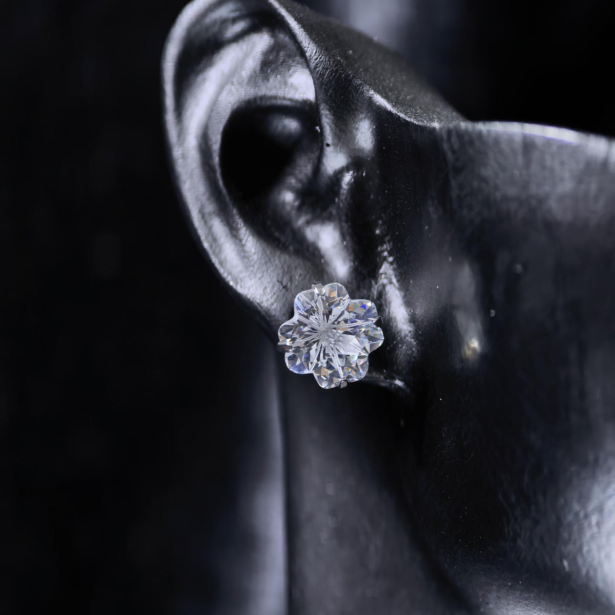 8mm four‑leaf clover‑cut d color white cz titanium‑steel screw‑back stud earring