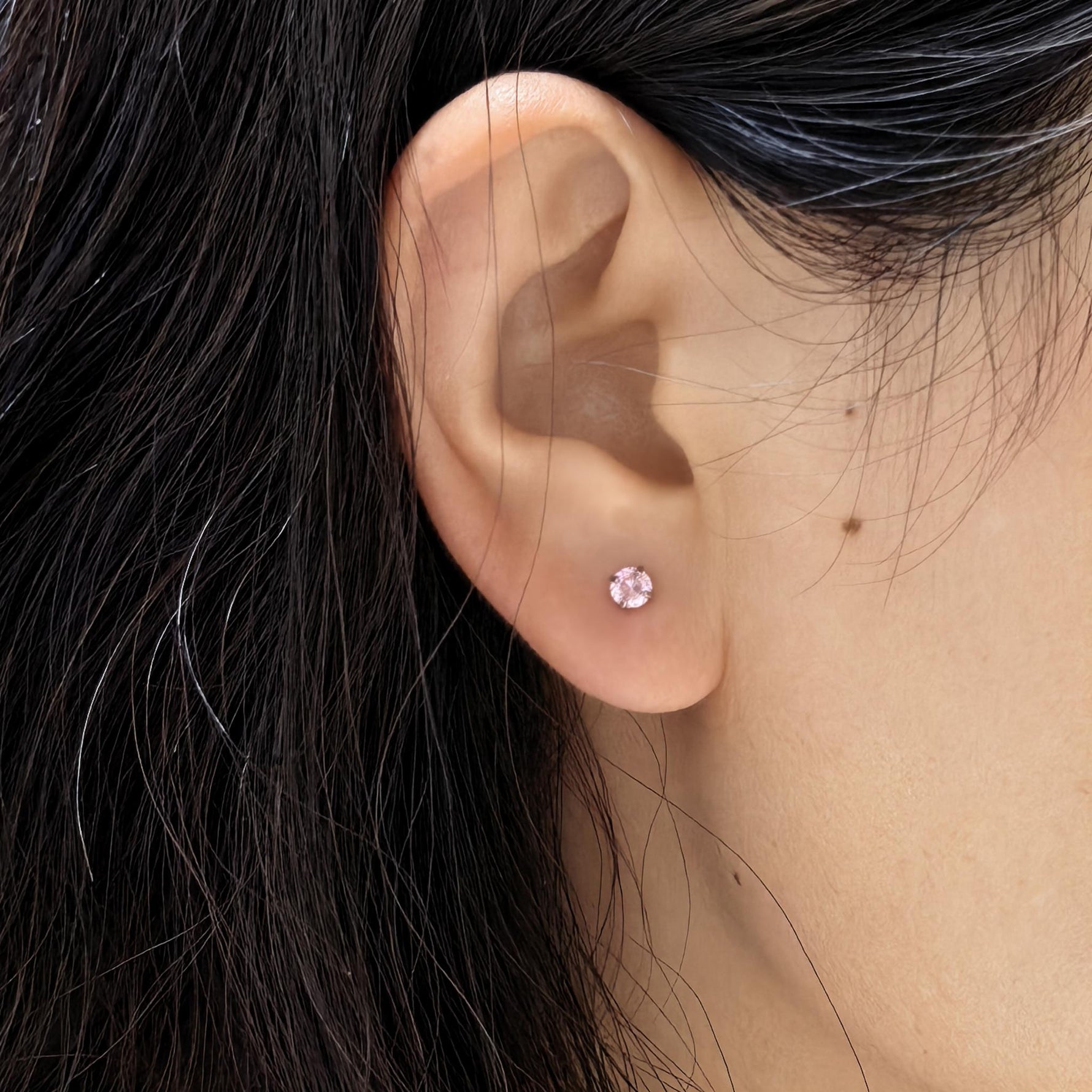Wearing shot‑4mm bird‑nest faceted cubic zirconia cartilage ear stud, anti‑slip knurled screw‑back titanium steel earring